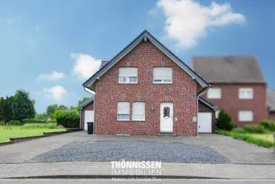 Gepflegtes 2-Familienhaus in zentraler Lage von Waldfeucht-Haaren, 52525 Waldfeucht-Haaren, Zweifamilienhaus