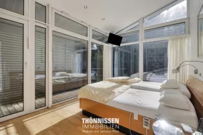 Exklusives Wohnen und repräsentatives Arbeiten – Architektenhaus mit Bürotrakt in Heinsberg - Schlafzimmer (8222)