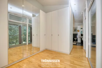 Exklusives Wohnen und repräsentatives Arbeiten – Architektenhaus mit Bürotrakt in Heinsberg - Ankleide (8224)