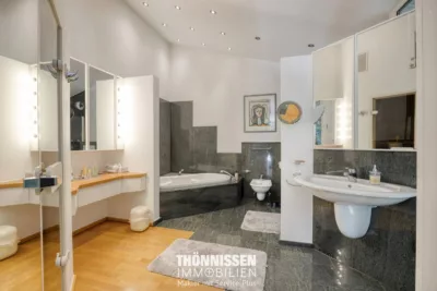 Exklusives Wohnen und repräsentatives Arbeiten – Architektenhaus mit Bürotrakt in Heinsberg - Bad mit Sauna (8225)