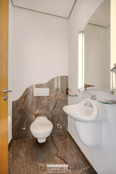 Exklusives Wohnen und repräsentatives Arbeiten – Architektenhaus mit Bürotrakt in Heinsberg - Gäste-WC (8212)