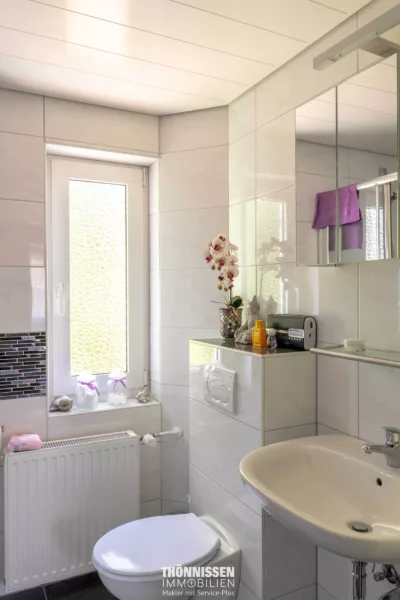 Gepflegtes Reihenendhaus mit modernem Wohnkomfort und schönem Garten in Wassenberg-Rothenbach - Bad (6420)