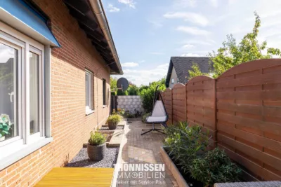 Gepflegter Bungalow mit ausgebautem Dachgeschoss und schönem Garten in Erkelenz-Gerderhahn - seitliche Terrasse (7883)