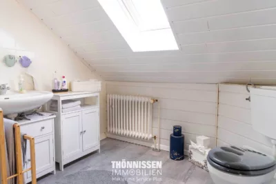 Gepflegter Bungalow mit ausgebautem Dachgeschoss und schönem Garten in Erkelenz-Gerderhahn - Bad DG (7880)