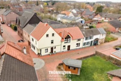 Wohnen mit Mehrwert: 2-Familienhaus mit Poolanlage oder zusätzlichem Baugrundstück im Herzen von Waldfeucht, 52525 Waldfeucht, Zweifamilienhaus