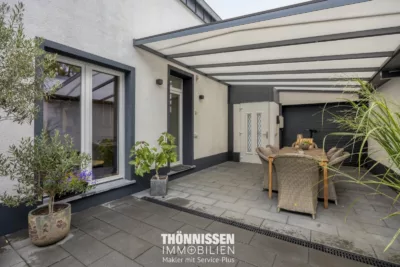 Einziehen und wohlfühlen – modernes Einfamilienhaus in Heinsberg-Unterbruch - Innenhof mit Eingangsbereich (6373)