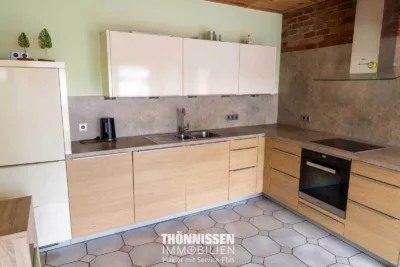 Raum für Ideen: Wohn- und Geschäftshaus mit großem Hallenpotenzial in Heinsberg-Kirchhoven - Küche (2768)