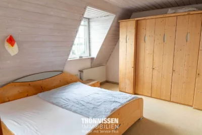 Raum für Ideen: Wohn- und Geschäftshaus mit großem Hallenpotenzial in Heinsberg-Kirchhoven - Schlafzimmer (2776)