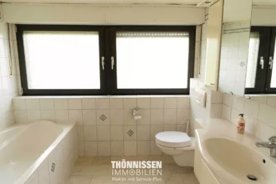 Viel Platz für Ihre Wohnideen – Einfamilienhaus mit Pool, Gartenhaus und großem Grundstück in Titz - Bad (2967)
