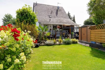 Vielseitiges Zweifamilienhaus mit großem Gartengrundstück in Heinsberg-Grebben - Rückansicht (6449)