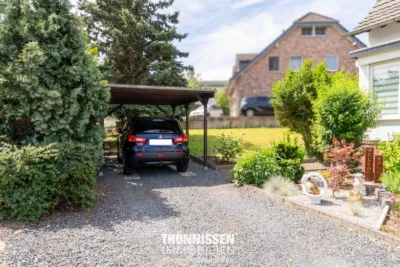 Vielseitiges Zweifamilienhaus mit großem Gartengrundstück in Heinsberg-Grebben - PKW.-Stellplatz (6457)