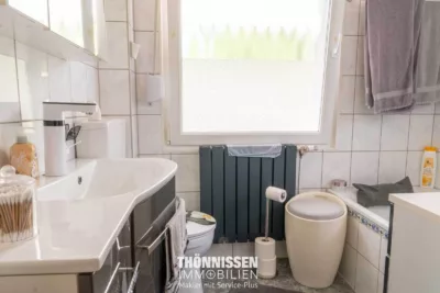 Vielseitiges Zweifamilienhaus mit großem Gartengrundstück in Heinsberg-Grebben - EG-Bad (6441)