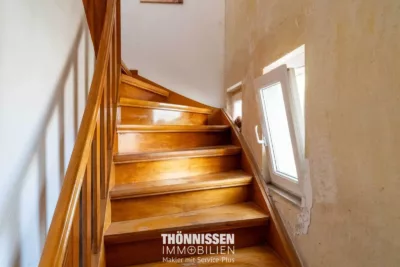 Vielseitiges Zweifamilienhaus mit großem Gartengrundstück in Heinsberg-Grebben - Treppe (6443)